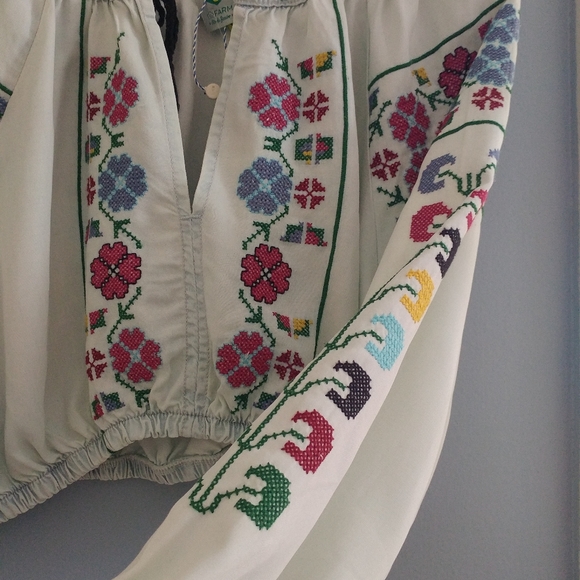 FARM Rio Embroidered Boho Peasant Blouse - Picture 2 of 8